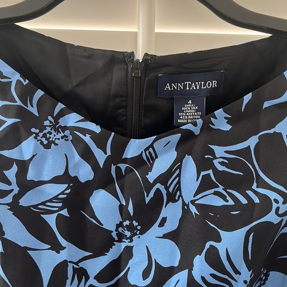 AnnTaylor Black and Blue Floral Bodycon Silk Dress    Size 4 New with Tag - Picture 4 of 11